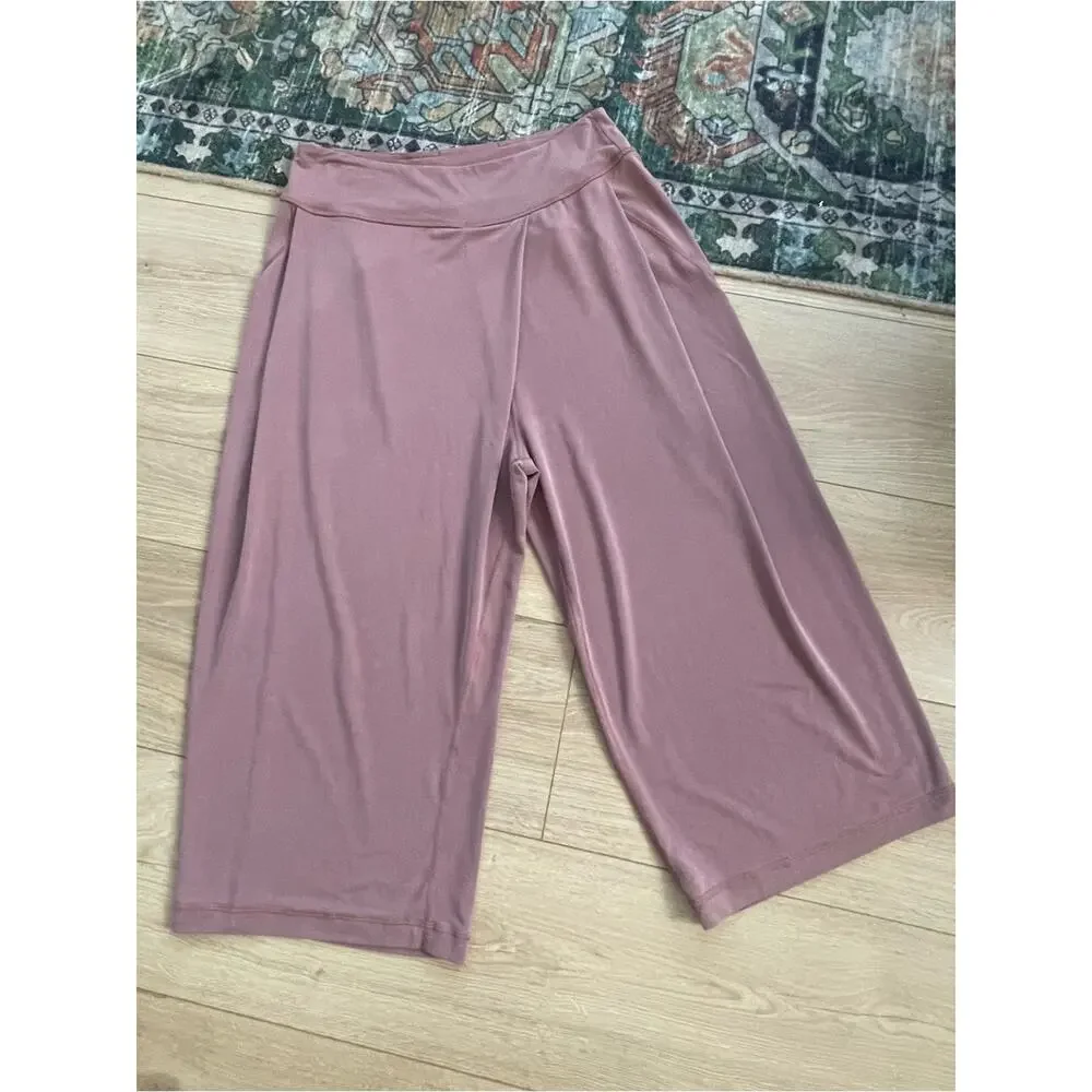 Lululemon size 8 white womans cropped trousers pants